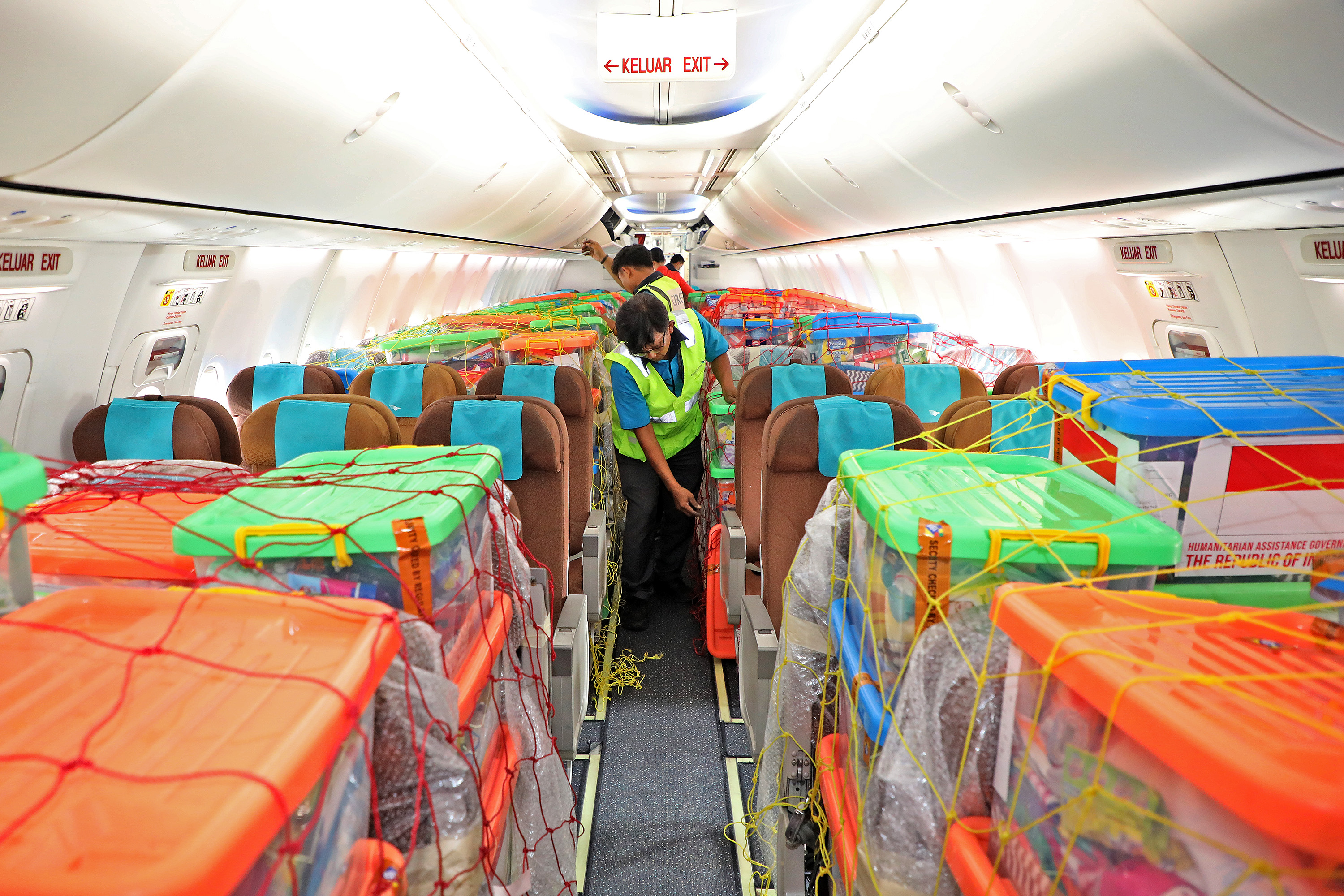 Sejumlah petugas memuat barang dan peralatan bantuan dari Pemerintah Indonesia untuk negara Republik Vanuatu ke dalam cabin pesawat Garuda Indonesia di Terminal Kargo, Bandara Internasional Soekarno-Hatta, Tangerang, Banten, Senin (8/5).